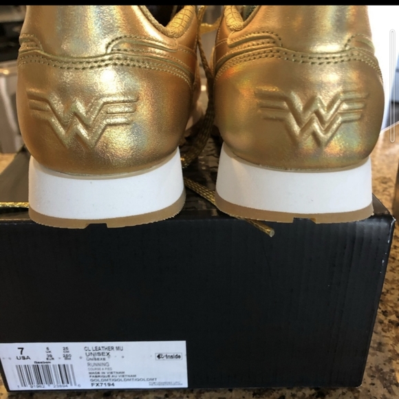 Rare wonder woman 1984 limited edition gold hologram Reebok's Men's 7/Wmn's 8.5 - Picture 2 of 6